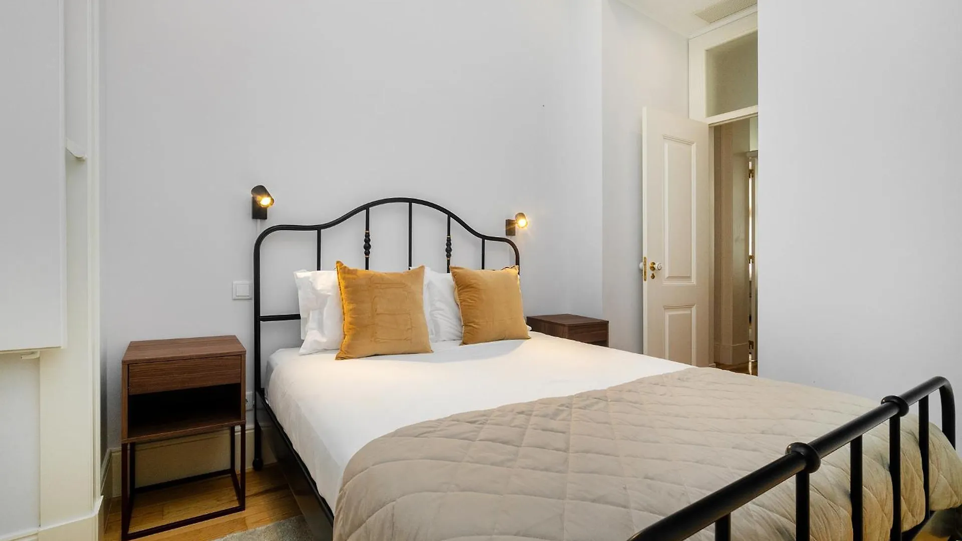 Whome Elegant Stay In Lisbons Historic Downtown
